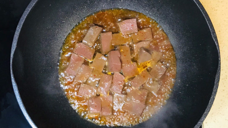 鸭血豆腐汤,大火煮沸,使鸭血入入味