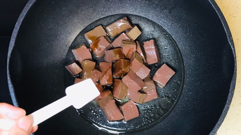 鸭血豆腐汤,尝一下味道,加适量的盐,不要加多了
