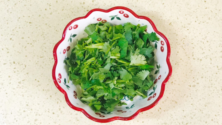 鸭血豆腐汤,<a style='color:red;display:inline-block;' href='/shicai/ 131'>香菜</a>洗净,去根部,切碎备用