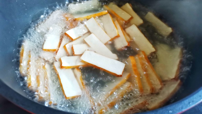 芹菜炒豆干,焯水一分钟去除豆腥味。