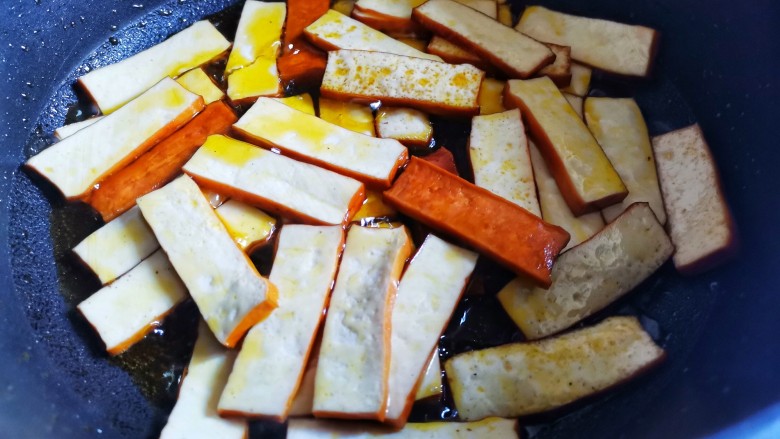 芹菜炒豆干,锅中热油将煎一下豆干捞出备用。