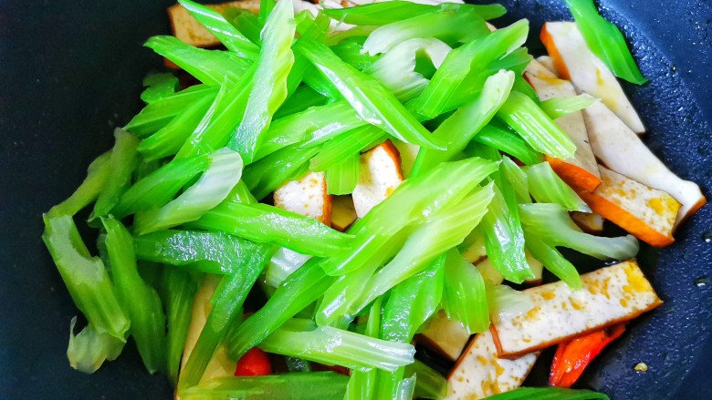 芹菜炒豆干,加入西芹,