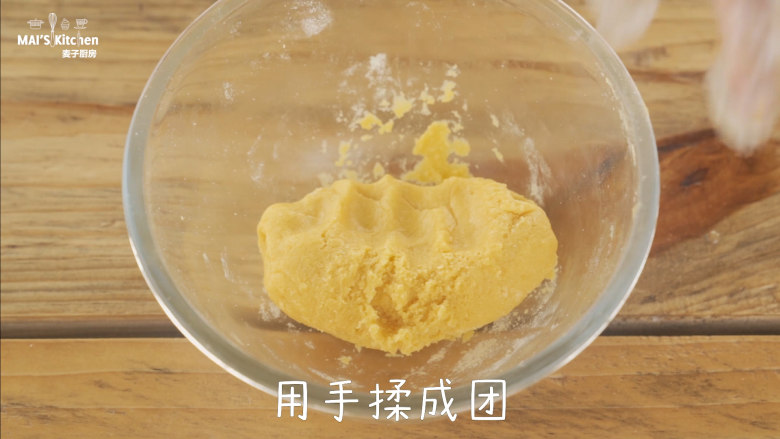 无添加的蛋黄小馒头,用手揉成团,分成每份约3g的面团,揉成小球,置于烘焙纸上。