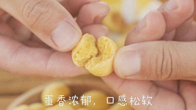 无添加的蛋黄小馒头,蛋香浓郁,口感松软。