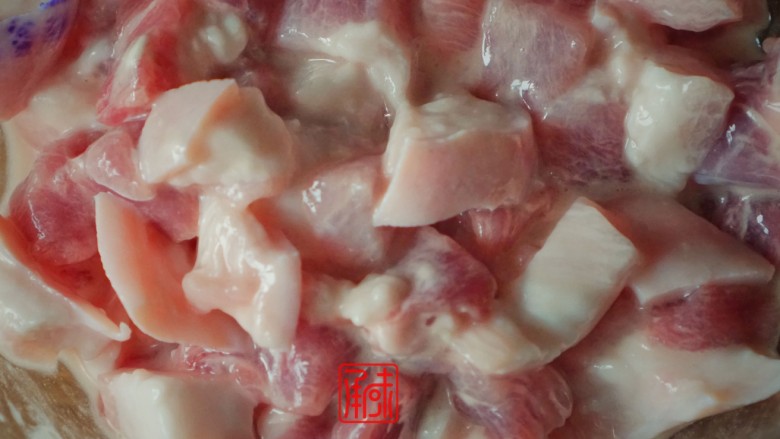香茅椰香猪肉,与你的晚饭最搭,3、猪肉加入蛋清及淀粉腌制10分钟。