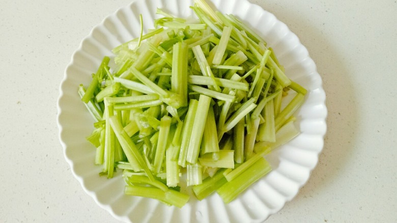 芹菜炒豆干,芹菜去掉根部,摘掉叶子,清洗干净切成段