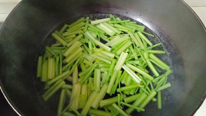 芹菜炒豆干,锅中加入适量清水煮开,加入1小勺盐、几滴食用油,焯水1分钟左右捞出