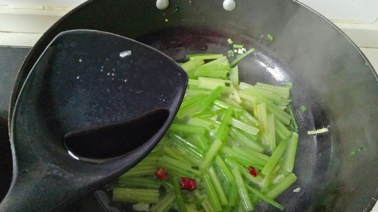 芹菜炒豆干,溜些清水,加入<a style='color:red;display:inline-block;' href='/shicai/ 788'>生抽</a>