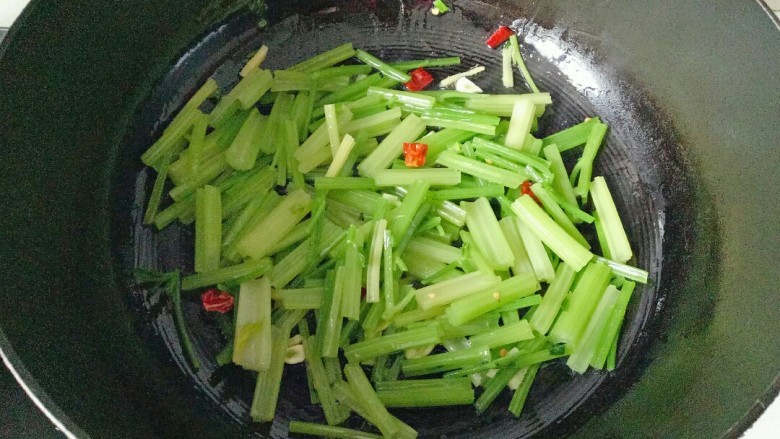 芹菜炒豆干,放入芹菜段翻炒片刻