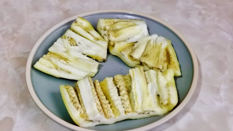 牛肉粉丝煲,蒸软的茄子对半切开,中间划两刀。
