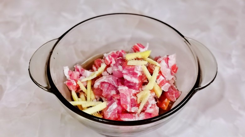 牛肉粉丝煲,肉丁加入碗中，加<a style='color:red;display:inline-block;' href='/shicai/ 37'>姜</a>丝，料酒，<a style='color:red;display:inline-block;' href='/shicai/ 829'>十三香</a>。