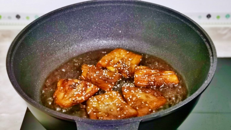 牛肉粉丝煲,倒入一半调味汁煮2分钟左右,浓稠时撒上<a style='color:red;display:inline-block;' href='/shicai/ 141911'>熟白芝麻</a>盛出备用。