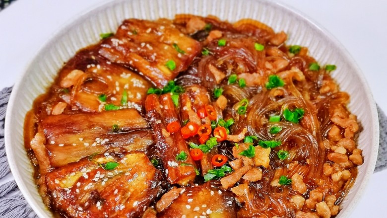 牛肉粉丝煲,厨房小白轻松做,香到爆。