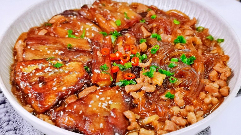 牛肉粉丝煲,简单快手巨好吃,多备米饭呦。
