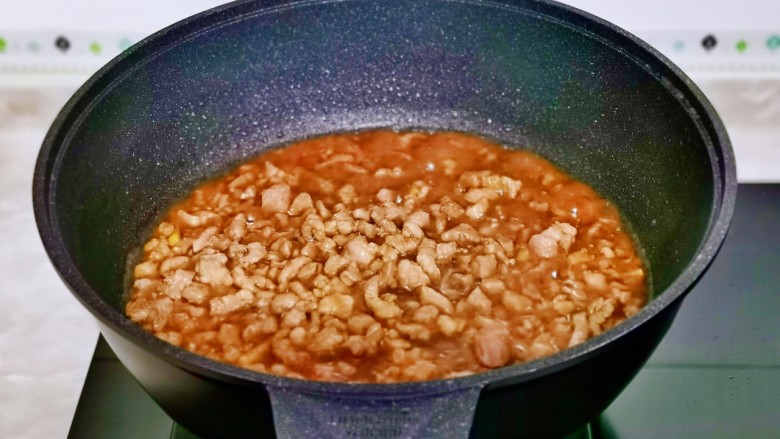 牛肉粉丝煲,倒入另一半的调味汁,翻炒2分钟。