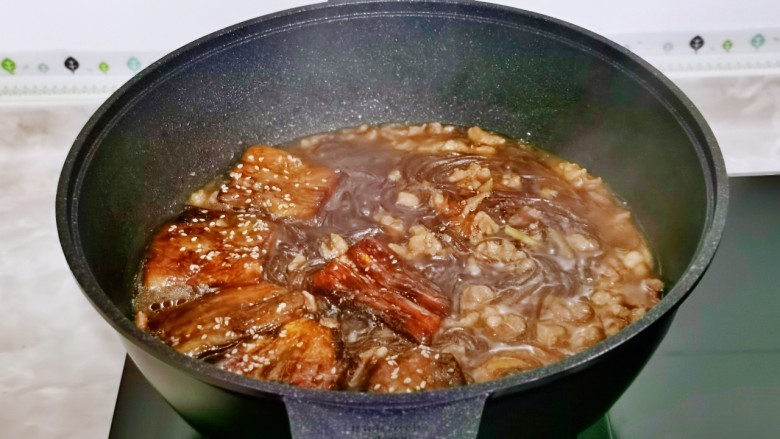 牛肉粉丝煲,加入蒲烧茄子,大火收汁至浓稠即可关火。