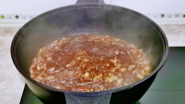 牛肉粉丝煲,加入粉丝,盐,纯净水煮熟。