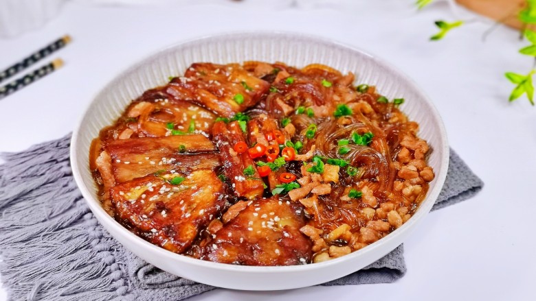 牛肉粉丝煲,盛出装盘,撒上葱花,辣椒段即可。