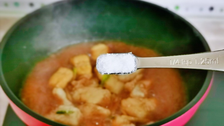 香煎龙利鱼,按个人口味加入盐,烧至入味儿。