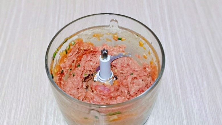 红烧油面筋,启动绞肉机,绞成肉馅。