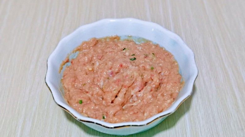 红烧油面筋,取出肉馅,放入器具中,淋上少许食用油,搅拌均匀。