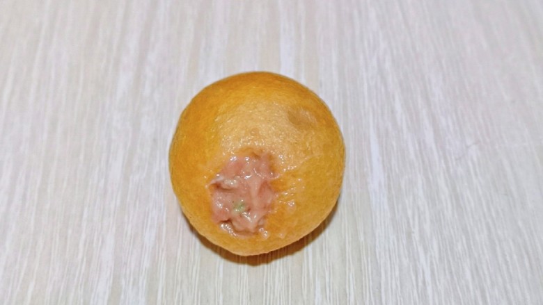 红烧油面筋,取一个<a style='color:red;display:inline-block;' href='/shicai/ 524'>油面筋</a>,用手指挖一个洞洞,手指可以在里面转一圈,将里面清空,再装入肉馅,这样就可以。
