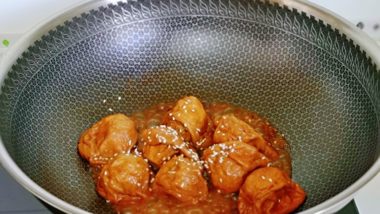 红烧油面筋,20分钟后,大火收汁,撒上<a style='color:red;display:inline-block;' href='/shicai/ 141911'>熟白芝麻</a>,即可出锅。