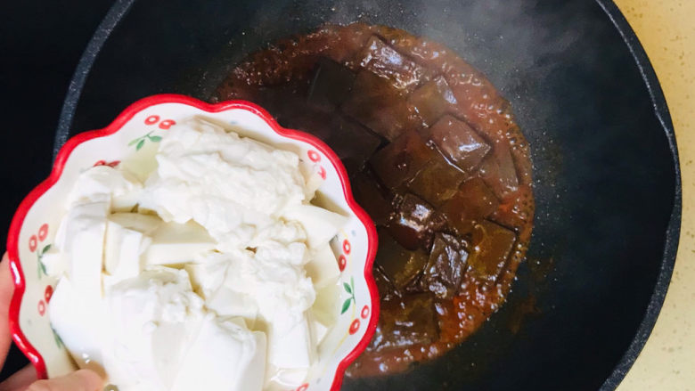 鸭血豆腐汤,煮沸后,加入豆腐
