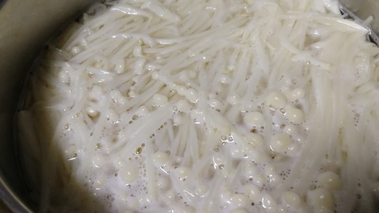 黄瓜凉拌金针菇,水开放入金针菇,焯水半分钟。