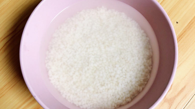 糯米肉丸子,提前准备好<a style='color:red;display:inline-block;' href='/shicai/ 498'>糯米</a>,浸泡3~4个小时。