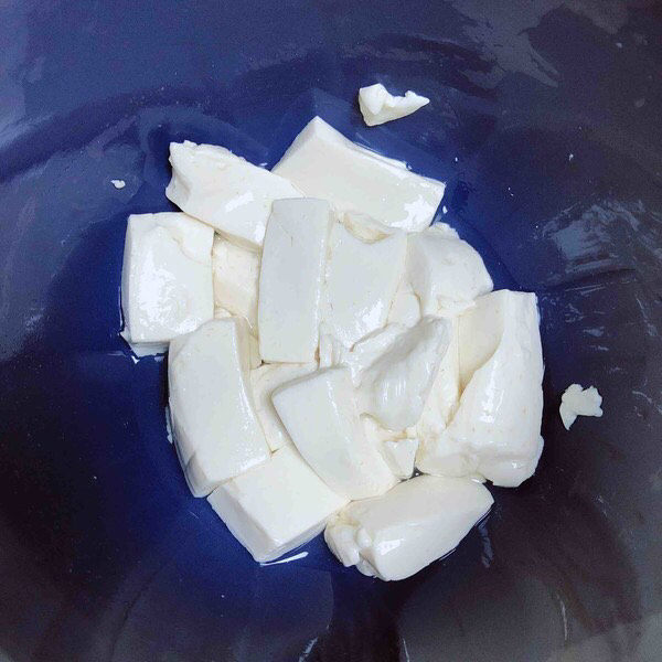 豆腐布丁,捞出豆腐,冷水里浸泡放凉。豆腐淋干水。
