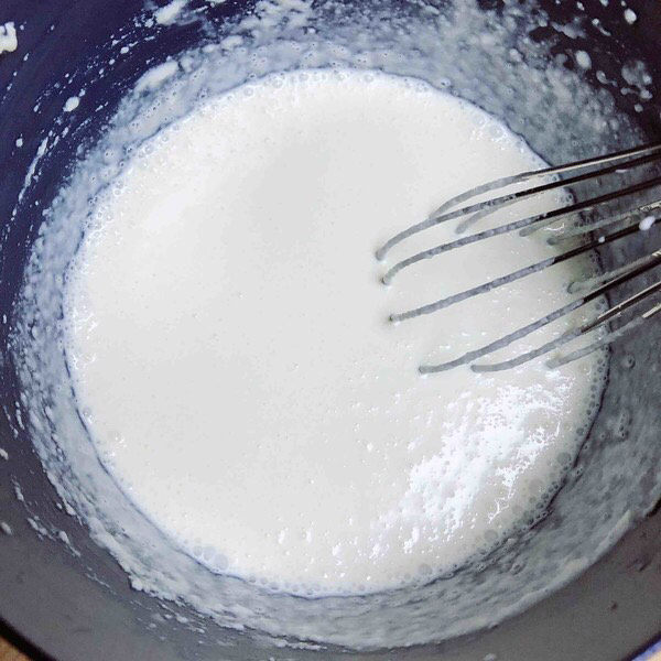豆腐布丁,将液体打均匀,不要有什么渣子。