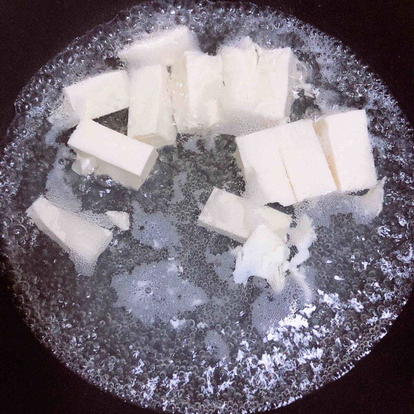 豆腐布丁,烧一锅水,把嫩豆腐放进去煮一下,去除涩味;