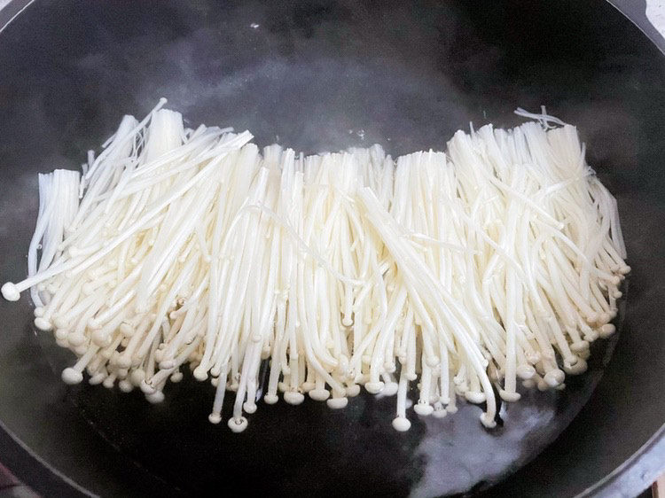 酸汤羊肉,锅中烧开水,放入金针菇