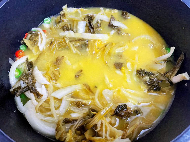 酸汤羊肉,加入2碗高汤,大火煮开