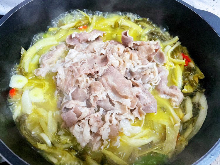 酸汤羊肉,加入羊肉卷,继续煮2-3分钟
