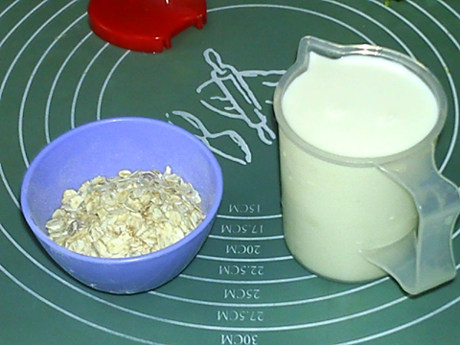 牛奶燕麦粥,用料:<a style='color:red;display:inline-block;' href='/shicai/ 219'>牛奶</a>200克,生燕麦片30克