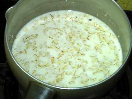 牛奶燕麦粥,置火上,中火熬煮。