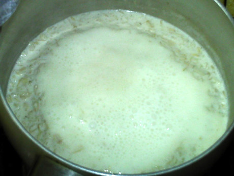 牛奶燕麦粥,煮沸后继续煮一分钟,