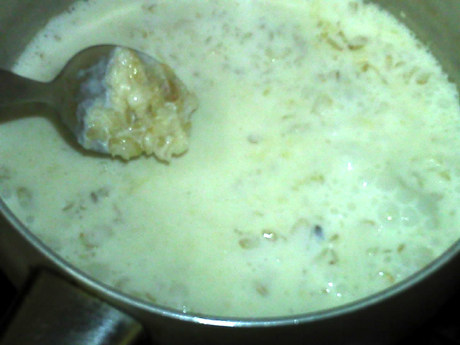 牛奶燕麦粥,再次开火,煮沸一分钟,燕麦片变成软糯状态,熄火。
