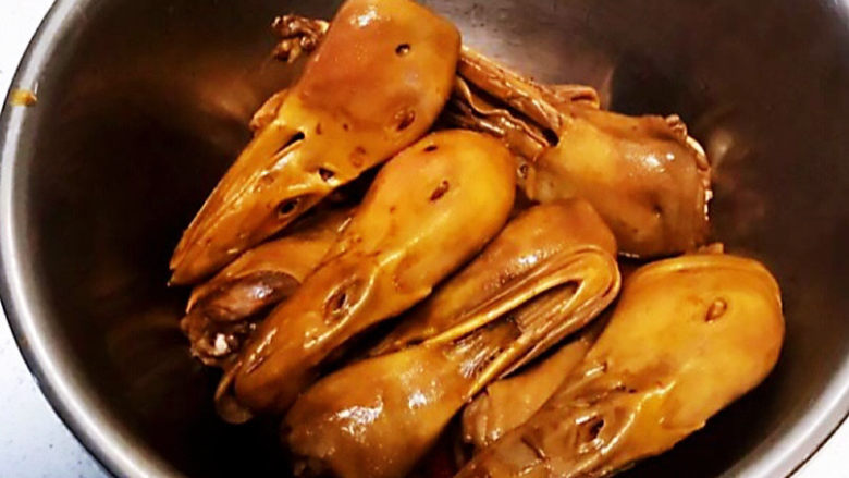 卤鸭头,自制卤鸭头无任何添加,可以下酒,也可以当作追剧小零食,真滴非常美味~