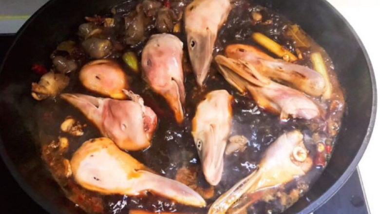 卤鸭头,加入焯好的鸭头,大火烧开后转中小火慢煮25分钟,关火自然凉透即可