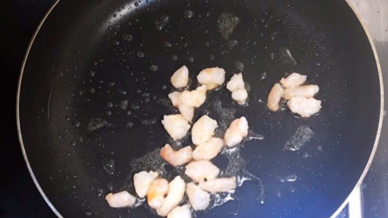 青豆炒虾仁,焯水1分钟,捞出来备用