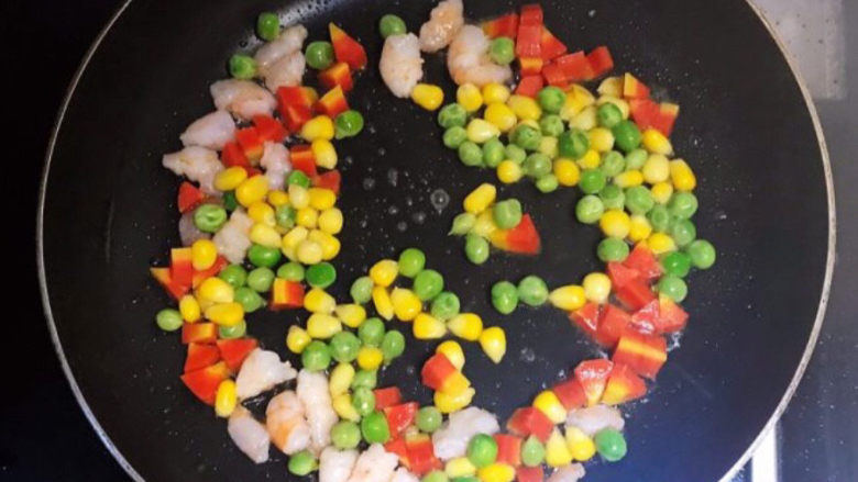 青豆炒虾仁,加入青豆和玉米粒,翻炒均匀