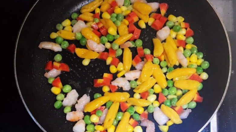 青豆炒虾仁,加入贝壳面,翻炒1分钟