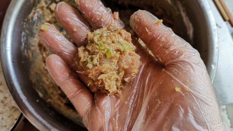 糯米肉丸子,用手抓一坨,双手来回替换团成球