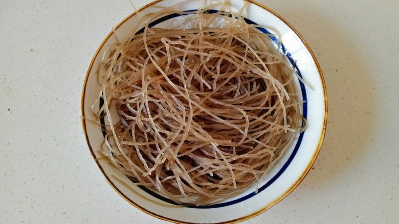 牛肉粉丝煲,粉条淘洗干净,用温水泡软