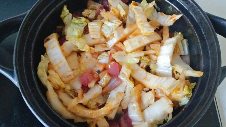 牛肉粉丝煲,白菜翻炒出水份,加入适量清水