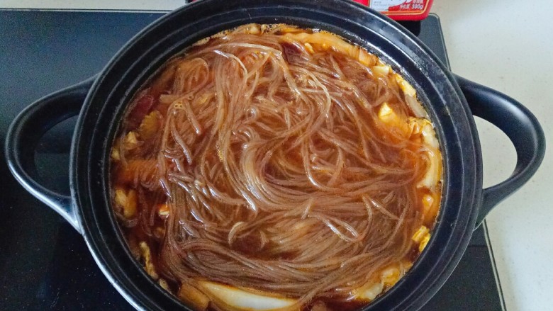牛肉粉丝煲,盖上锅盖煮开,加入泡软的粉条煮2分钟