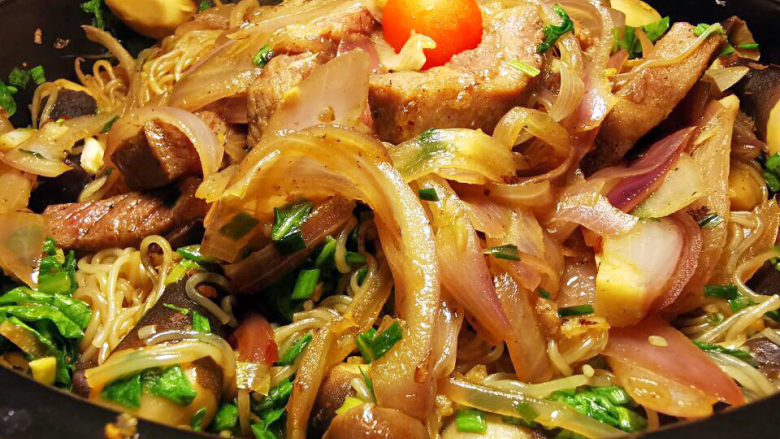 牛肉粉丝煲,热腾腾上桌,即便是主食,也是菜